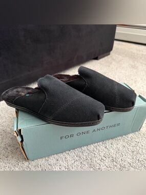 NWT- TOMS Women’s Nova Leather Wrap Black Suede Faux Fur Mule- Size 7.5